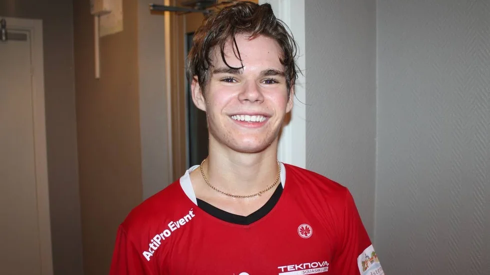 SEGER. Teknovas Erik Jakobsson vann sin match mot Intersquashs Joel Viksten med 3–1. Teknova är nära SM-slutspelet.