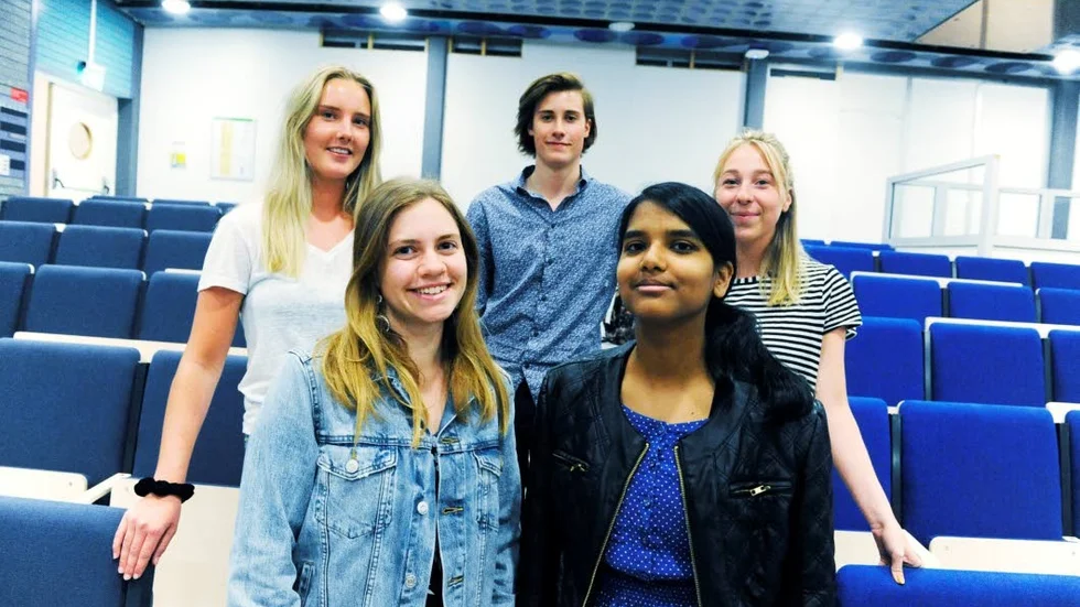 Tove Samuelsson, Erik Petersen och Lovisa Werme är tre av balkommitténs fyra medlemmar. Studenterna Elvira Schackenborg Gudmundsson och Stina Liffner ser fram emot balen.