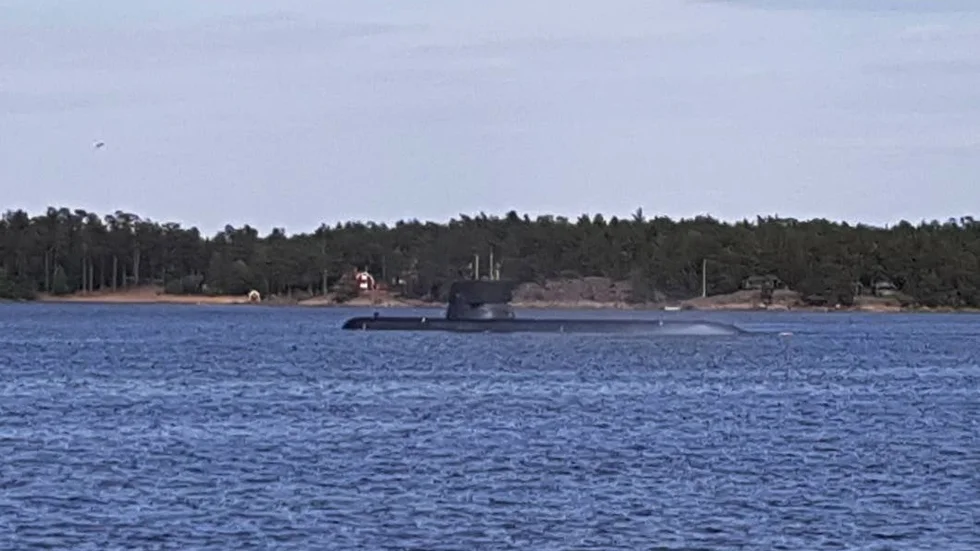 Ubåten färdades runt Korpaholmarna utanför Västervik när Anders Sandström såg den.