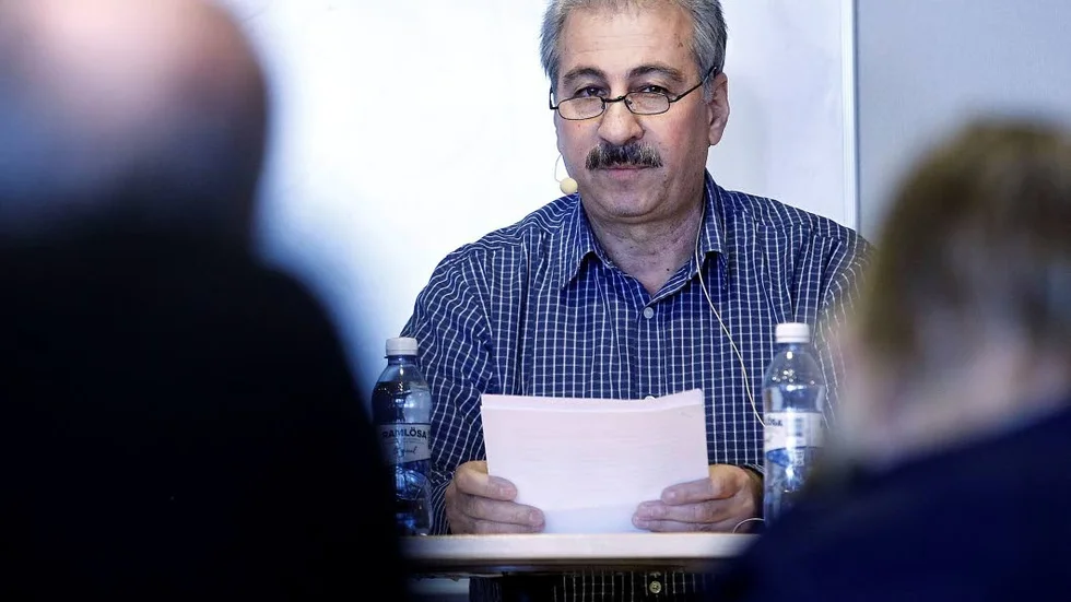 Mansour Al Mansour inför publiken på Motala bibliotek.