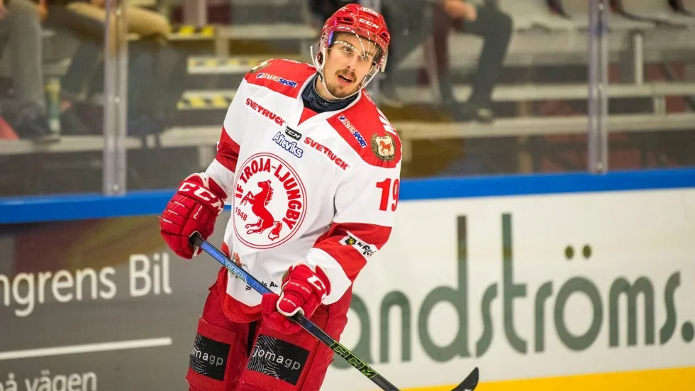 VIK:s nyförvärv Jens Holmström tar den roll som tränaren vill att han ska ta.