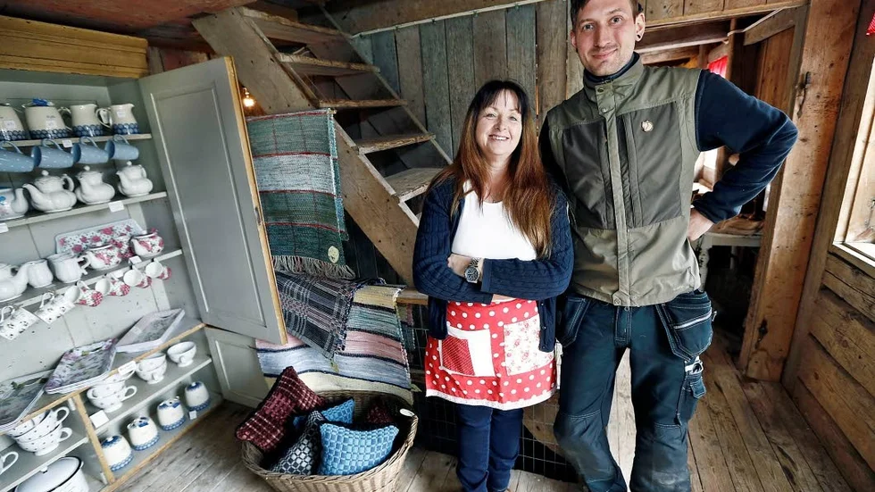 Carmen Egelin och Jens Hilldetun i entrén till Café Krukboden.