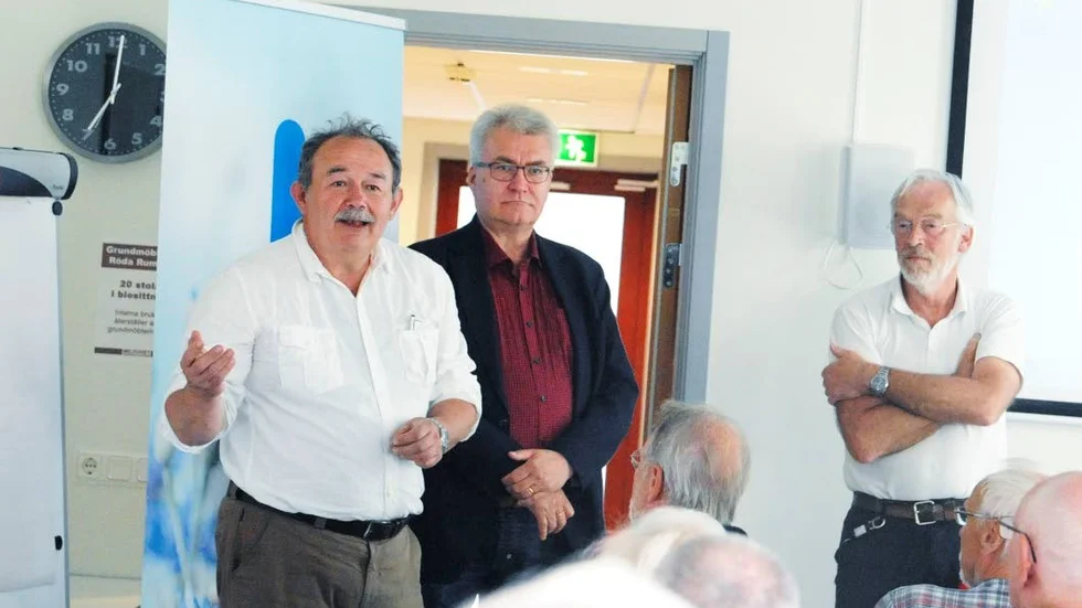 Kirurgen Mehmet Gözen deltog i Liberalernas offenliga möte i Västervik på måndagen. Liberalerna Göran Nilsson och Åke Aldman.