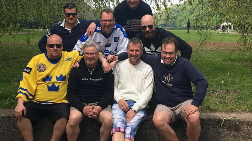 GRABBGÄNG. En egen minibuss från den här bygden hade plats för åtta sporttokiga män som upplevt både ishockey-VM och Bundesliga i fotboll. Trevlig stämning överallt rapporterar supportrarna.