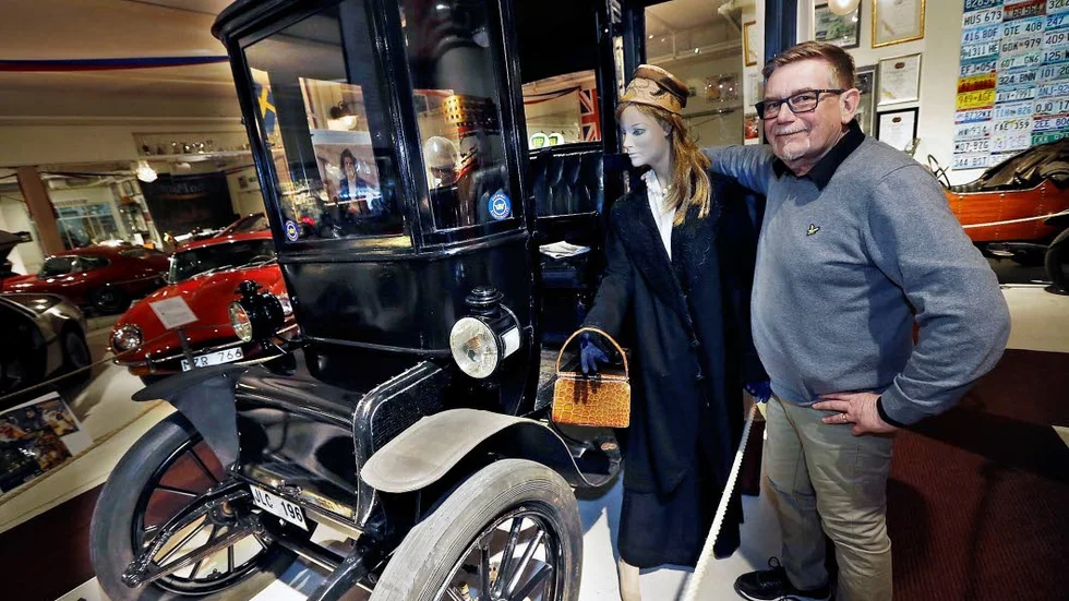 Johan Rahm visar upp utställningens pärla, en Baker Electric Coupe från 1908.