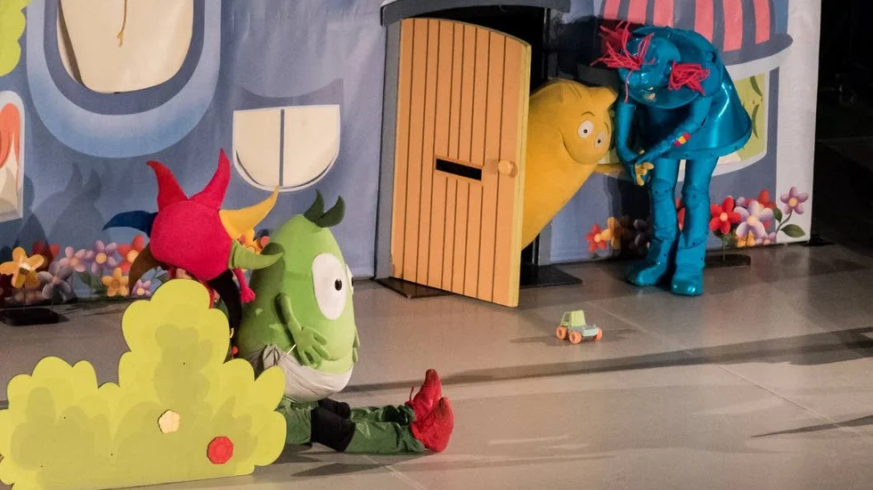 Babblaren Bibbi är blyg och måste viskas fram på scenen.