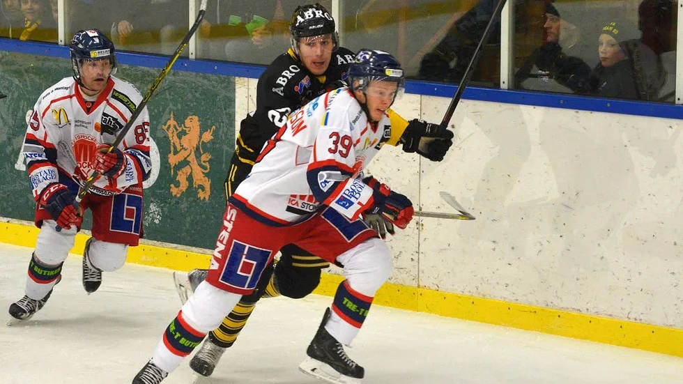 Säsongen 2014/15 spelade Niklas Pavel i Vimmerby.