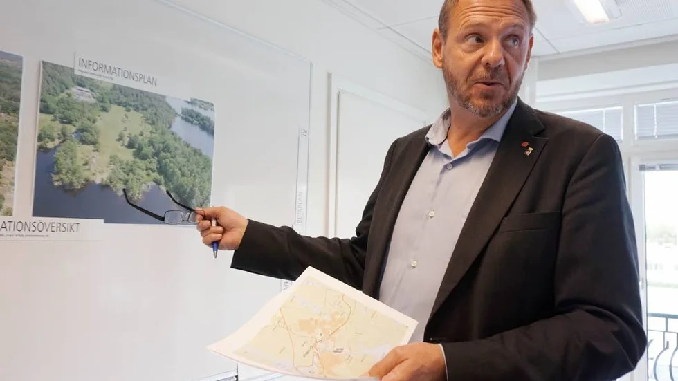 Tomas Kronståhl visar flygfoto över det aktuella området. Husen skulle ligga nära Långsjön.