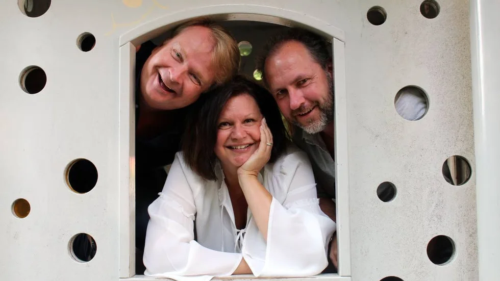 Resglada. Trion Niclas Angerborn, Anneli Stolt och Lasse Olofsson ska tillsammans med övriga ensemblen på Vadstena Nya Tetater ta med publiken på en "Sista minuten"-resa.