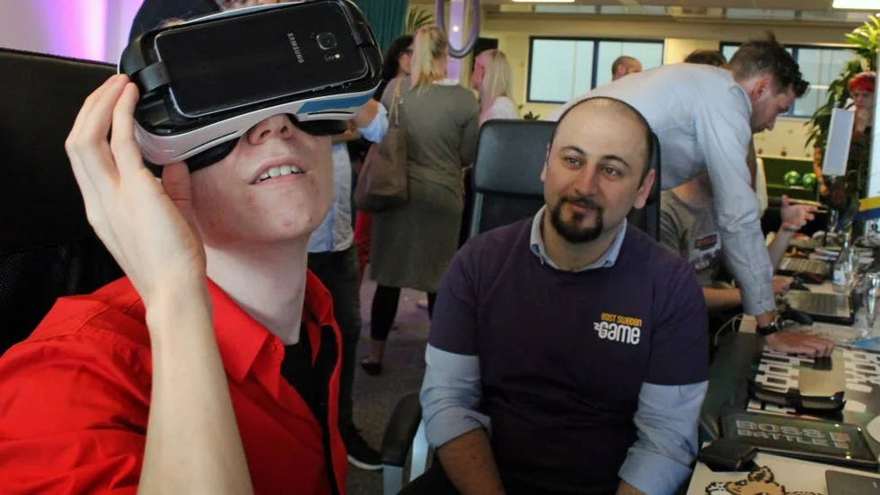 Testar. Bodo Endres testar en VR-upplevelse hos spelutvecklaren Jousef Gabro på nya East Sweden game i Ebbepark.
