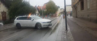 Flera utan vatten efter läcka – gata avstängd