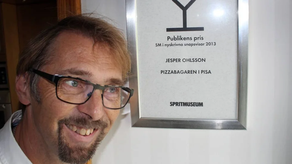 Skål! Jesper Ohlsson har skrivit många snapsvisor. Och han har en SM-titel i ämnet. Nu väntar han på att bli antagen till nästa SM