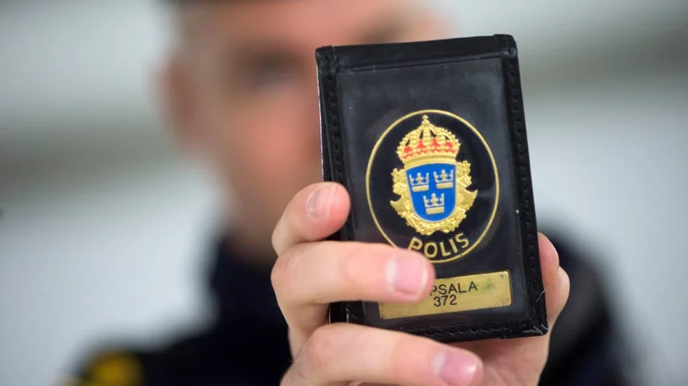 Polisen. Har kommit allt längre bort från gatan.