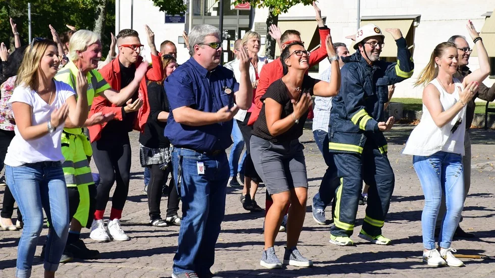 Det var många glada miner när frivilliga statister ställde upp i musikvideon. Foto Elin E Elmström
