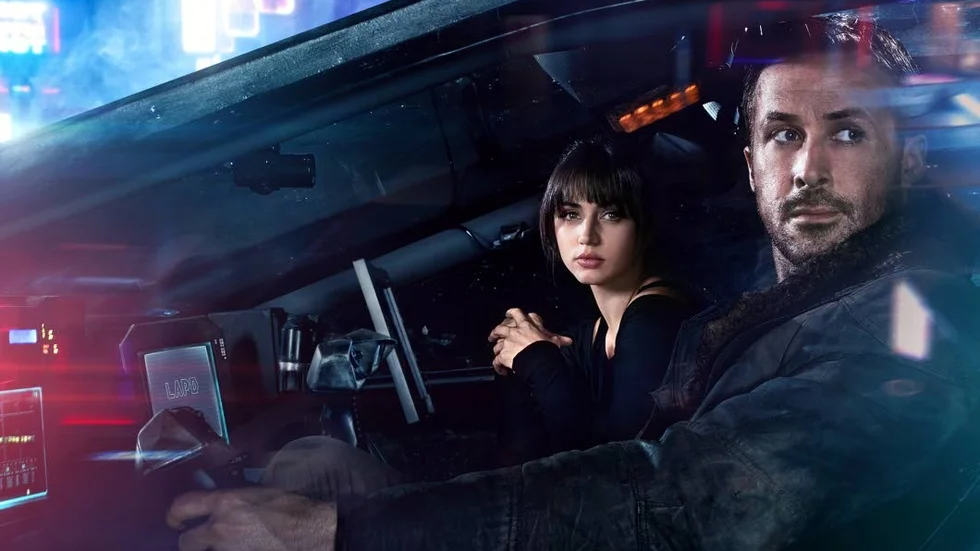 Är det dags att ge sig av? Ana De Armas och Ryan Gosling tar spinnern på en tur i ”Blade runner 2049”. ??Foto: Frank Ockenfels