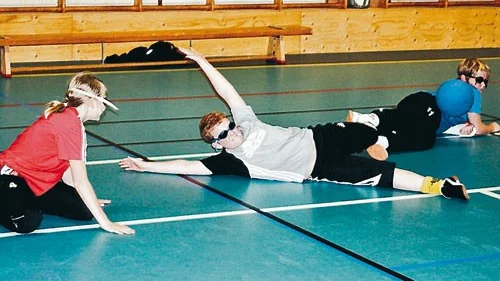 Linnea Isaksson, Martin Holm och Oskar Johansson provade att spela goalball.
