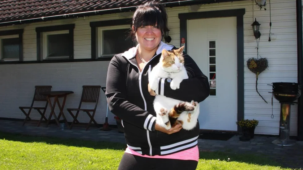 Utegym. Lisa Hallin tycker att det behövs i Ödeshög för folkhälsans skull. Katten heter Hjärtis.