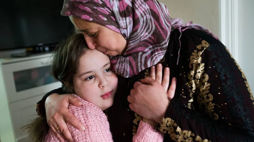 Marwa Laaraouat och mamma Ouafae i hemmet i Ödeshög tidigare i år.