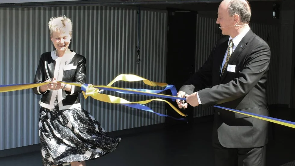 Banden klipptes av landshövdingen Elisabeth Nilsson och Olle Norberg, Rymdstyrelsens generaldirektör.