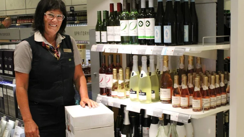 Swisch! Alkoholfritt bubbel och rosé går åt som smör i midsommarsolen. Men alkoholfri nubbe blev ingen hit minns Vivianne Johansson.