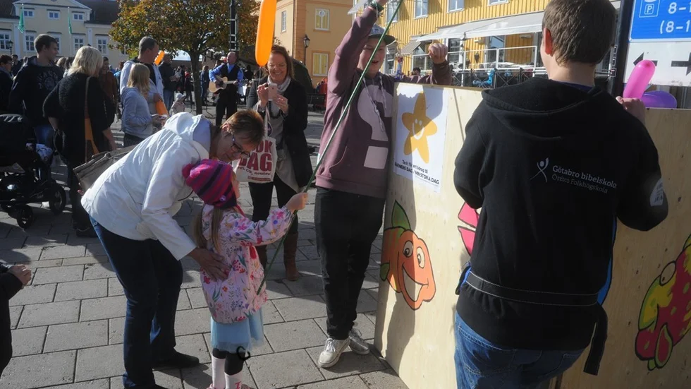 Wilma får hjälp av farmor Barbro Hämäläinen vid fiskdammen.
