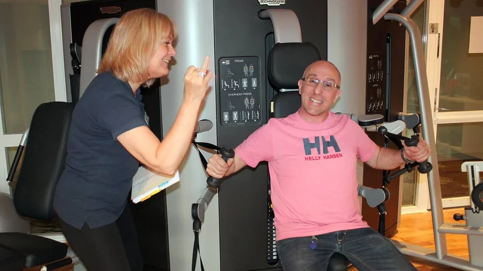 "Ta i nu!" Christel Ericson manar på Andreas Ericson i det nybyggda gymmet. Det krävs krafttag för att Ekoxen ska återta tronen i Linköping igen.