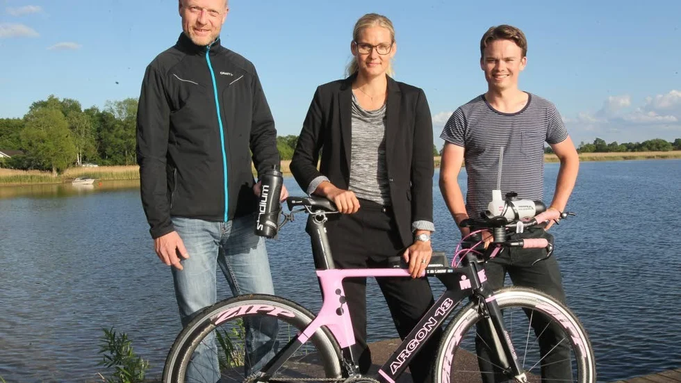 Startklara. Leif Granström, Therese Malakow och Jakob Svensson poserar där starten ska gå för Ekängen triathlon.