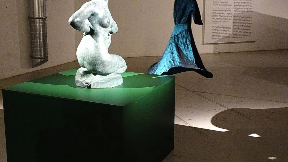 Konstmöte. Fontänfigur av Gottfrid Larsson och Vandraren av Stina Opitz.