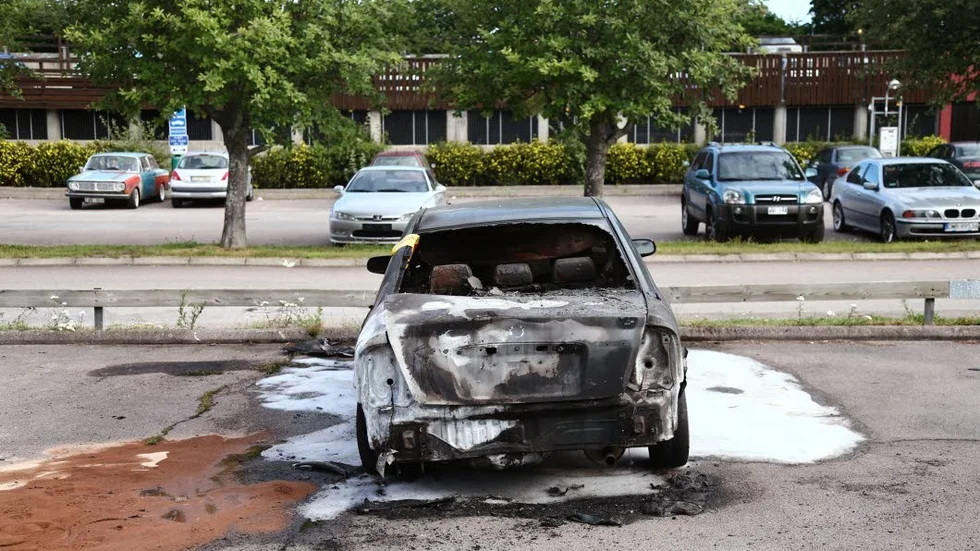 Utsatt. En bilbrand i Skäggetorp. Skäggtorp betraktas av polisen som ett särskilt utsatt område.