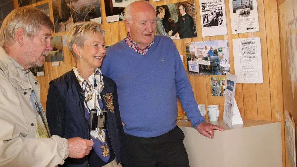 Jubileumsutställningen. Den bygger på Christer Elderuds bilder. Här berättar han om ett intressant foto för landshövding Elisabeth Nilsson och en av fondens grundare, Rolf Wirtén.