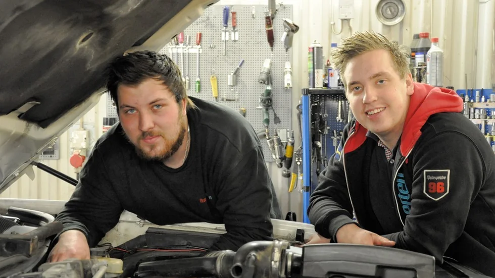 Jonathan Gustafsson och Kenny filosoferar över motorn på en Lincoln Limousine.