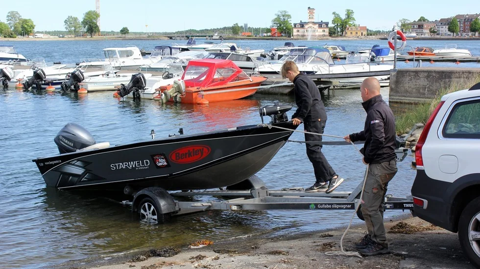 Minst en dag per helg sätts båten i sjön. Sedan är det fiske från morgon till kväll. Oftast kast efter gädda eller abborre, ibland strömming vid Stora Strömmen eller mete vid bryggan.