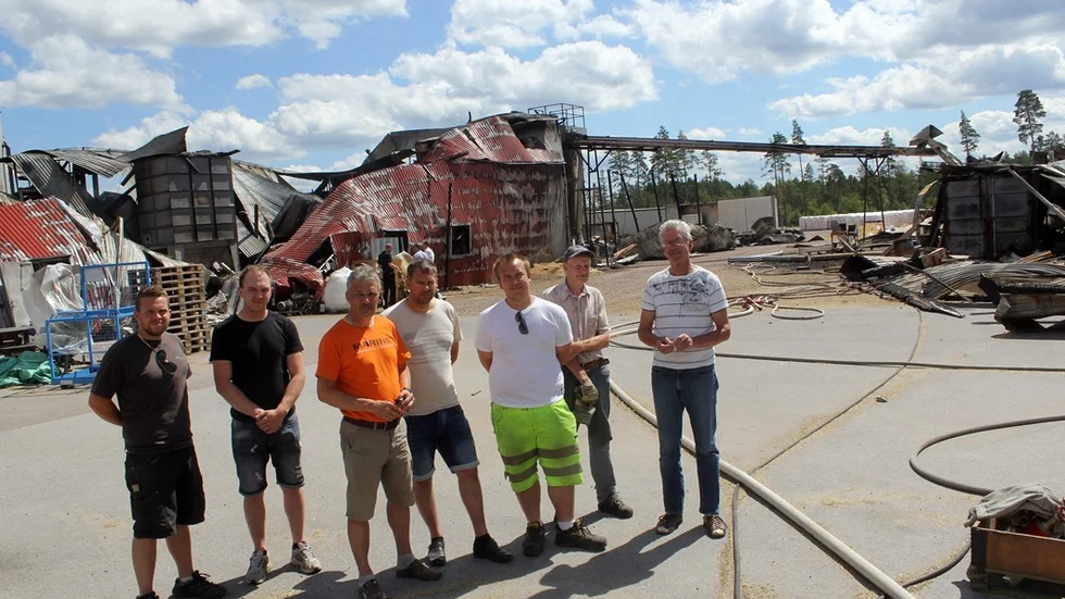 Det har gått en vecka sedan branden, som ödelade pelletsfabriken i Stockhorvan. I dag är mångas känslor upprörda och man menar att fabriken kunde gått att rädda. På bilden Oscar Bogren, Robin Kängström, Peter Peterson, Conny Karlsson, Kalle Andersson, Jan Karlsson och Weine Karlsson.