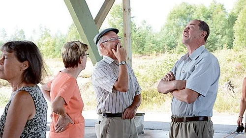 Göte Eklund, arrangör av Lönnebergavecka, var nyfiken på att se och höra vad som hände på det gamla militärfältet förr i tiden.