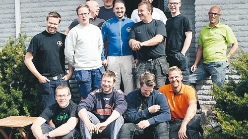 Hela gänget är samlat framför entrén på Philips villa ute på slätten. Sittande från vänster: Johan Thuresson, Patrik Simonsson, Jonas Lindblad och Stefan Fredriksson. Raden i mitten från vänster Magnus Karlsson, Johan Klavins och snett bakom Mattias Westrin, Henrik Josefsson, Daniel Westrin Robin Månsson och Philip Rÿdiger. Längst bak: Christoffer Gustavsson, Claes Carlsson.