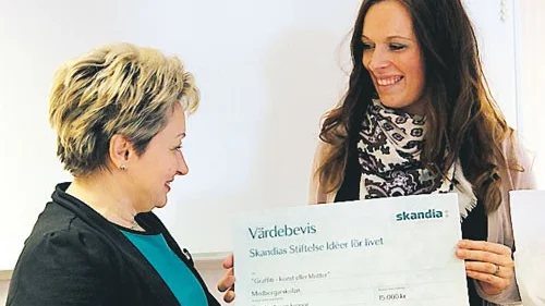 Almima Imamovic, medborgarskolan tar emot stipendiet av Kristina Amundsson, ambassadör för Idéer för livet.