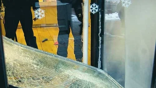 Filmen i bevakningskameran visar att det krävdes sju slag med en slägga för att forcera det skyltfönster genom vilket tjuvarna tog sig in och ut i butiken. Det är så kallat pansarglas i fönstren. Foto: Janne Strömsten