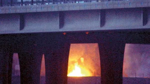 Första attacken. Under torsdagen inledde USA kriget mot Irak med flygbombning över Bagdad, i ett försök att komma åt Saddam Hussein och hans regim.