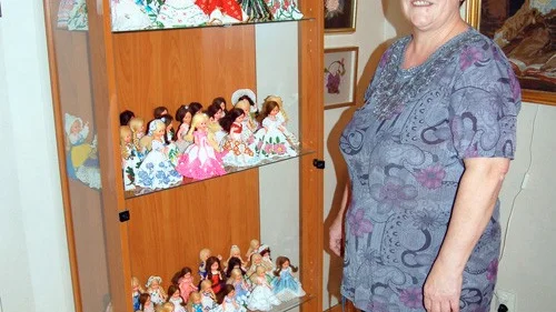 Hjördis Malmgren framför skåpet med pärldockor. Foto Anders Sjögren