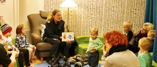 Polisen läste sagor på biblioteket