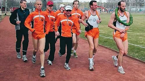 Brittatorp TK vann Vårstafetten på tiden 2.22.07. Lagkamraterna springer i mål tillsammans med Lars Hansen som fått motta lagerkransen.