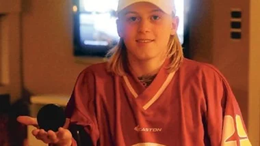 15-årige jättetalangen Helge Holmstrand får sommarkontrakt med moderklubben Vimmerby Hockey.