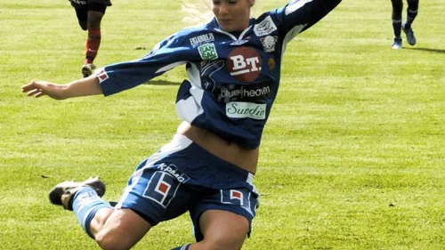 Sara Stridh avlossar ett skott som är ytterst nära att gå in då hon provspelade för LFC i lördags.