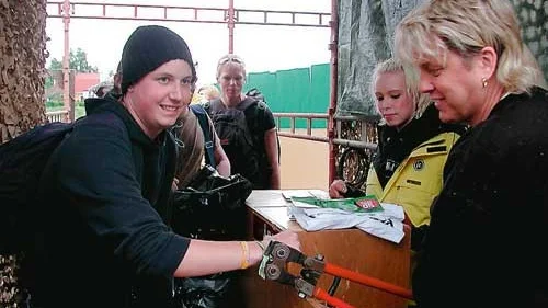 Invigning. Putte Svensson klipper dit det årets första festivalarmband på Pontus Hamlin från Västervik.