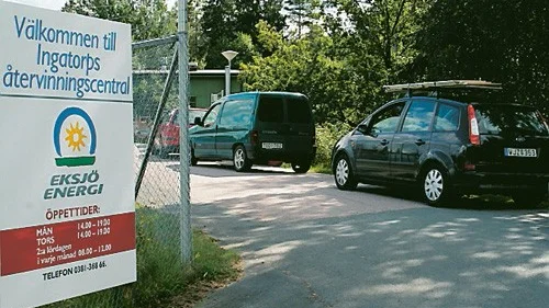 Kön för att slänga skräp på Ingatorps återvinningscentral är lång. Foto: Rebecca Carlsson