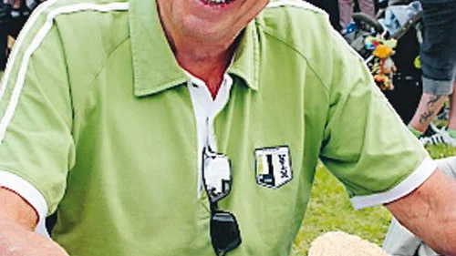 Ingvar Jönsson har åkt ända från Malmö för att äta strömmingsburgare - två stycken orkar han utan vidare!