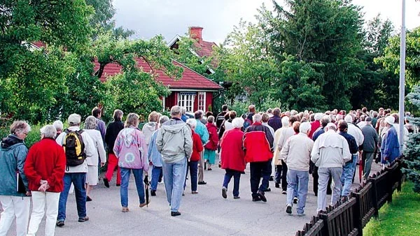Bortåt 200 personer vandrade runt på Egnahem. Och regnet kom inte förrän vandringen nästan var slut.