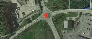 Brinnande fordon stoppar trafiken på väg 900