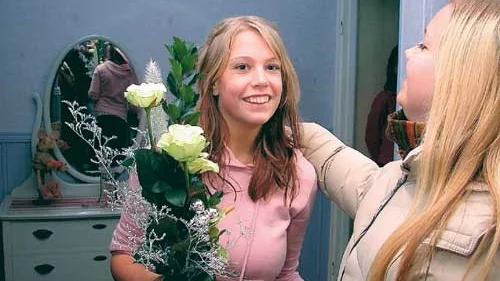 Årets Lucia Josefine Persson, till vänster, gratuleras av förra årets ljusdrottning Rebecka Nilsson.
