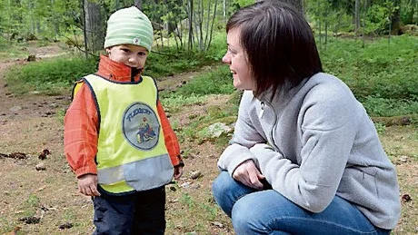 Theodore och barnskötaren Mikaela Åstrand är ute på upptäcktsfärd.